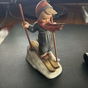 SKIER, HUMMEL 59, 5 1/2" ( WOODEN SKI POLES)